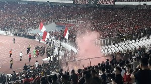 Kerusuhan Supporter di GBK, Polisi: Cuma Lempar Air Saja